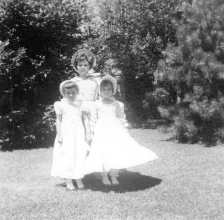 Diane (Gray) Hanks, Judi (Gray) Slane, Nelda (Reese) Zinser